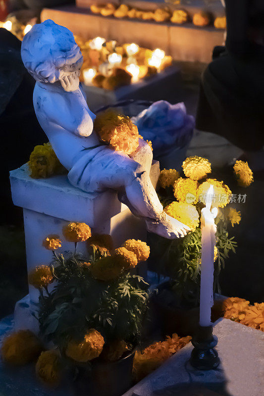 石头天使，万寿菊和蜡烛在Día de los Muertos节在墨西哥瓦哈卡